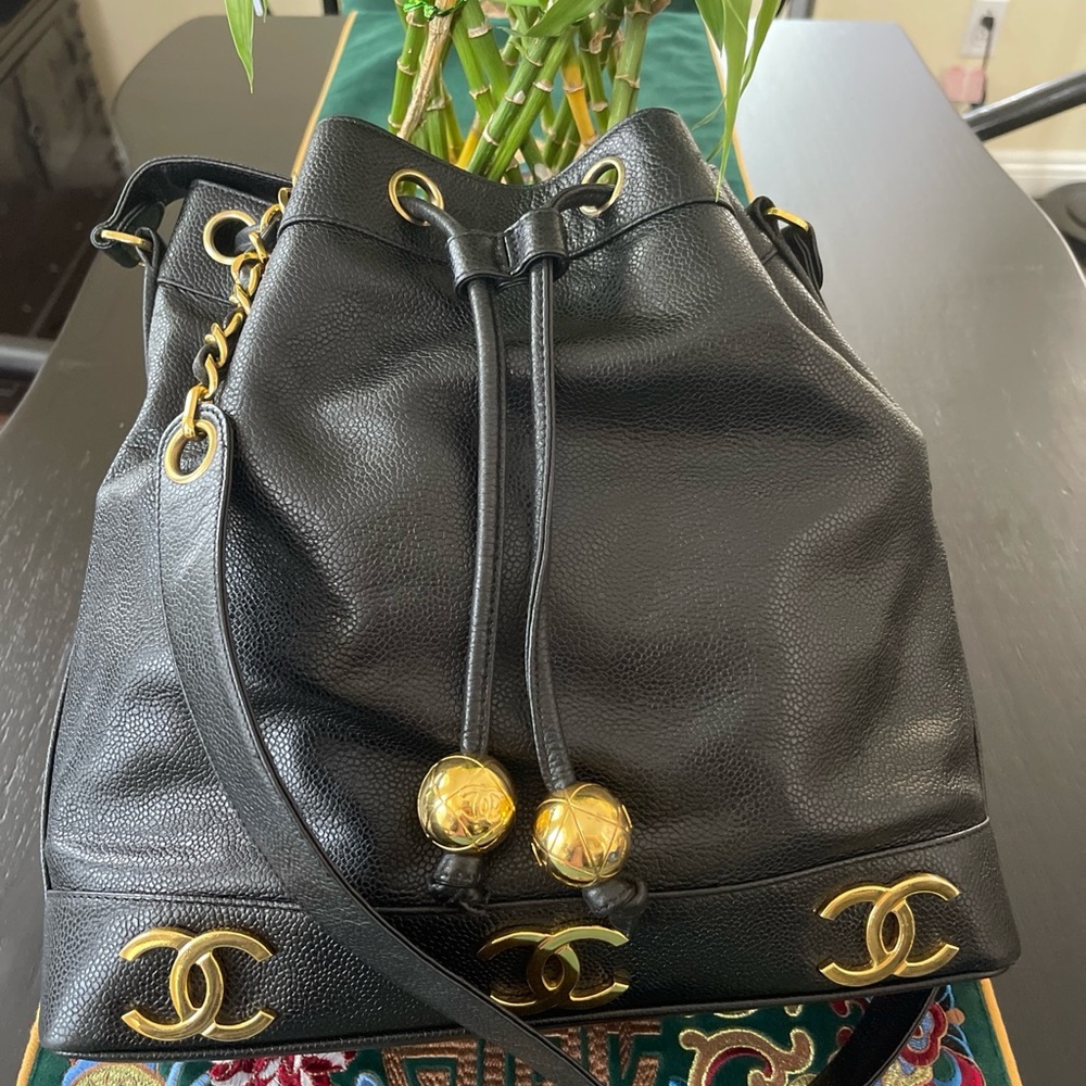 CHANEL Triple Coco Caviar Skin Drawstring Bag CCmark。